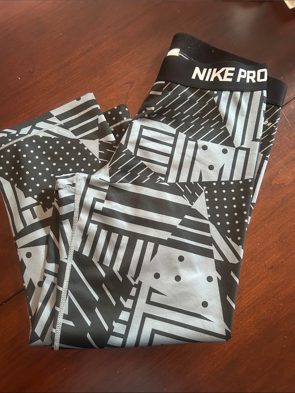Nike Pro women’s activewear crop pant large black gray. VGC